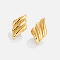 Camille – Goldene Ohrringe mit gewelltem Design.