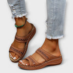 Orthopädische Sandalen in Braun mit zwei Riemen, offenen Zehen und flacher Sohle