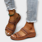 Orthopädische Sandalen in Braun mit zwei Riemen, offenen Zehen und flacher Sohle
