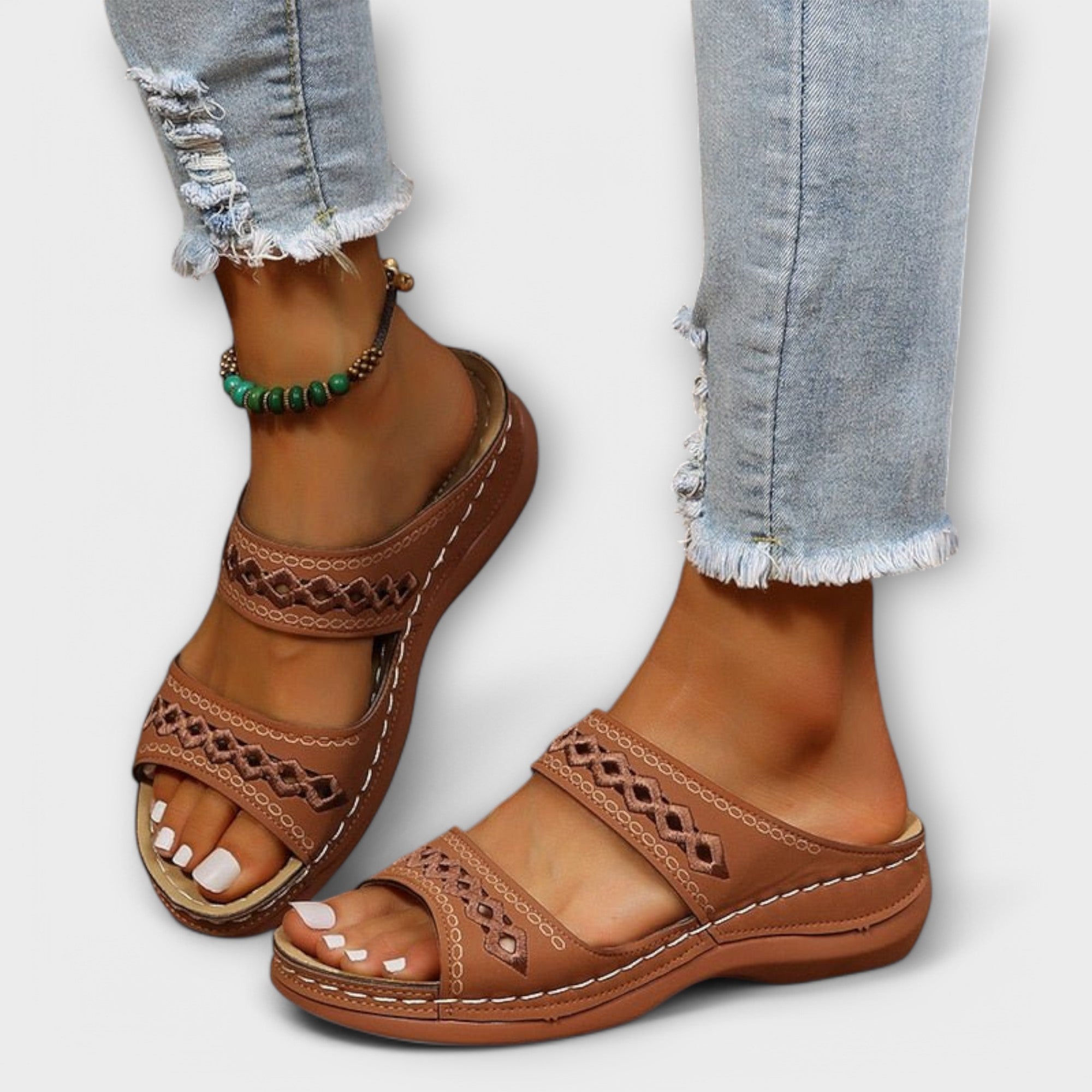 Orthopädische Sandalen in Braun mit zwei Riemen, offenen Zehen und flacher Sohle