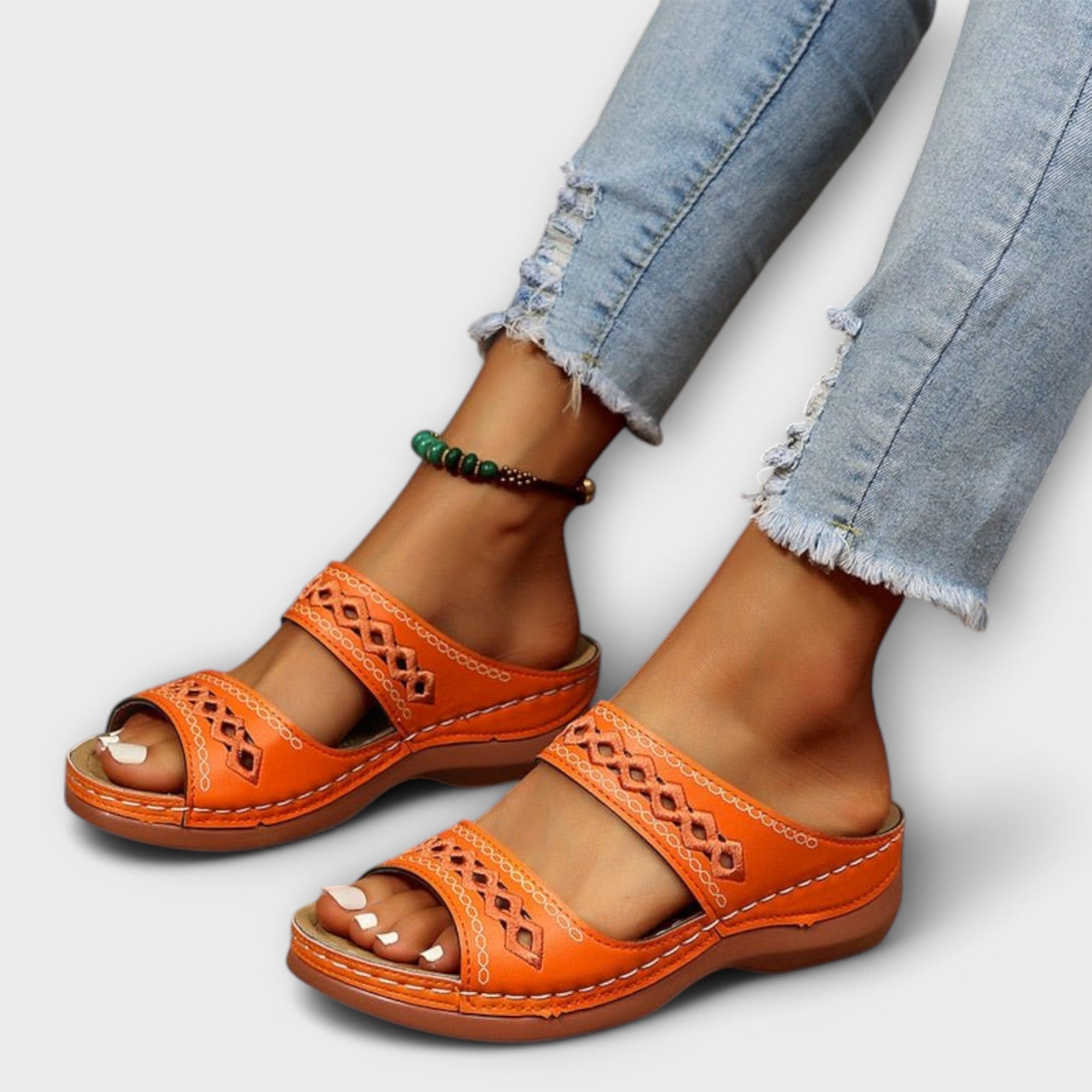 Orthopädische Sandalen in Orange mit zwei Riemen, offenen Zehen und dicker Sohle