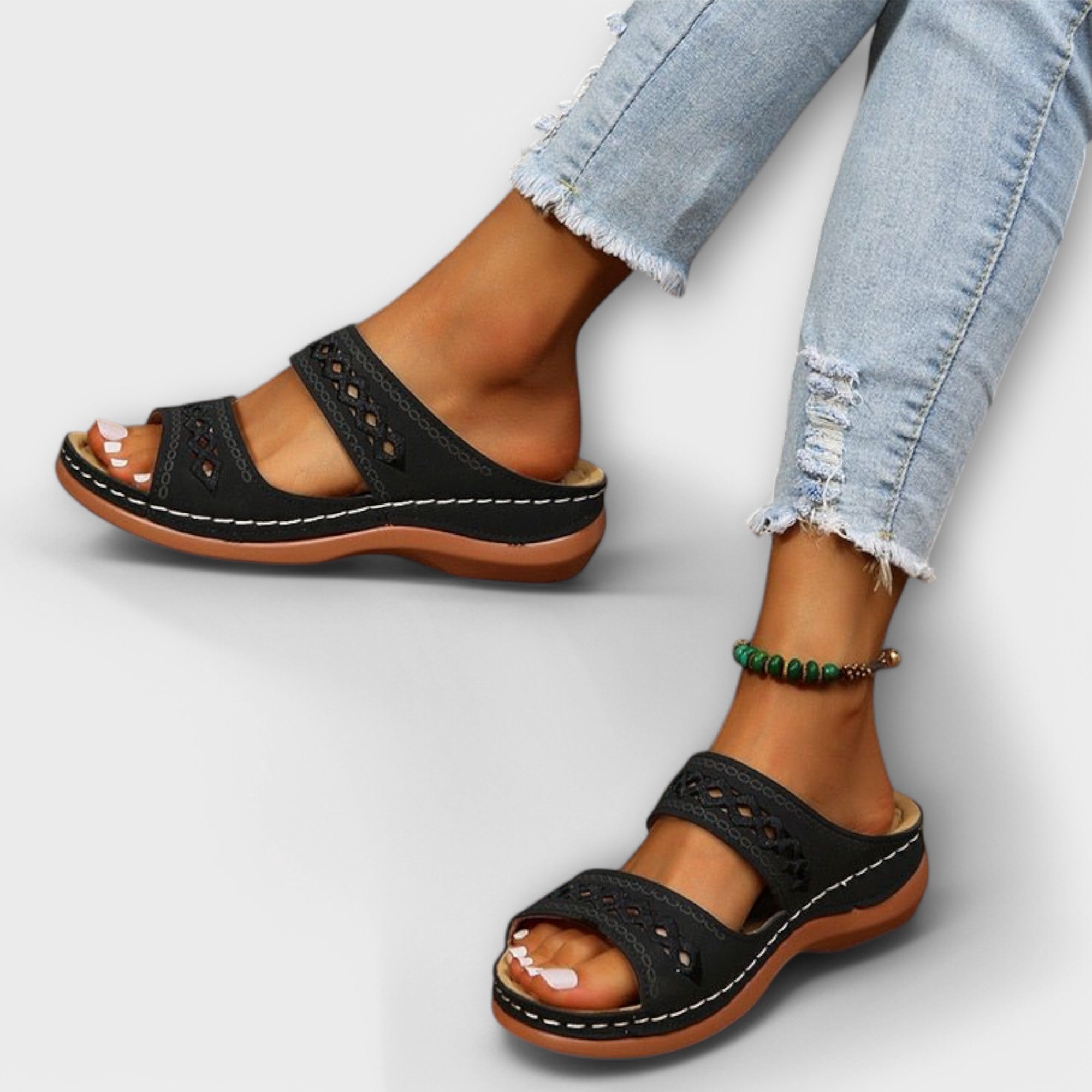 Orthopädische Sandalen in Schwarz mit zwei Riemen, offenen Zehen und dicker Sohle