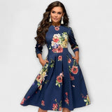 Retrozo knielanges Kleid, dunkelblau mit bunten Blumen, 3/4-Ärmel, vorne