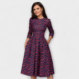 Retrozo knielanges Kleid, dunkelblau mit rot gepunktetem Allovermuster, 3/4-Ärmel, vorne