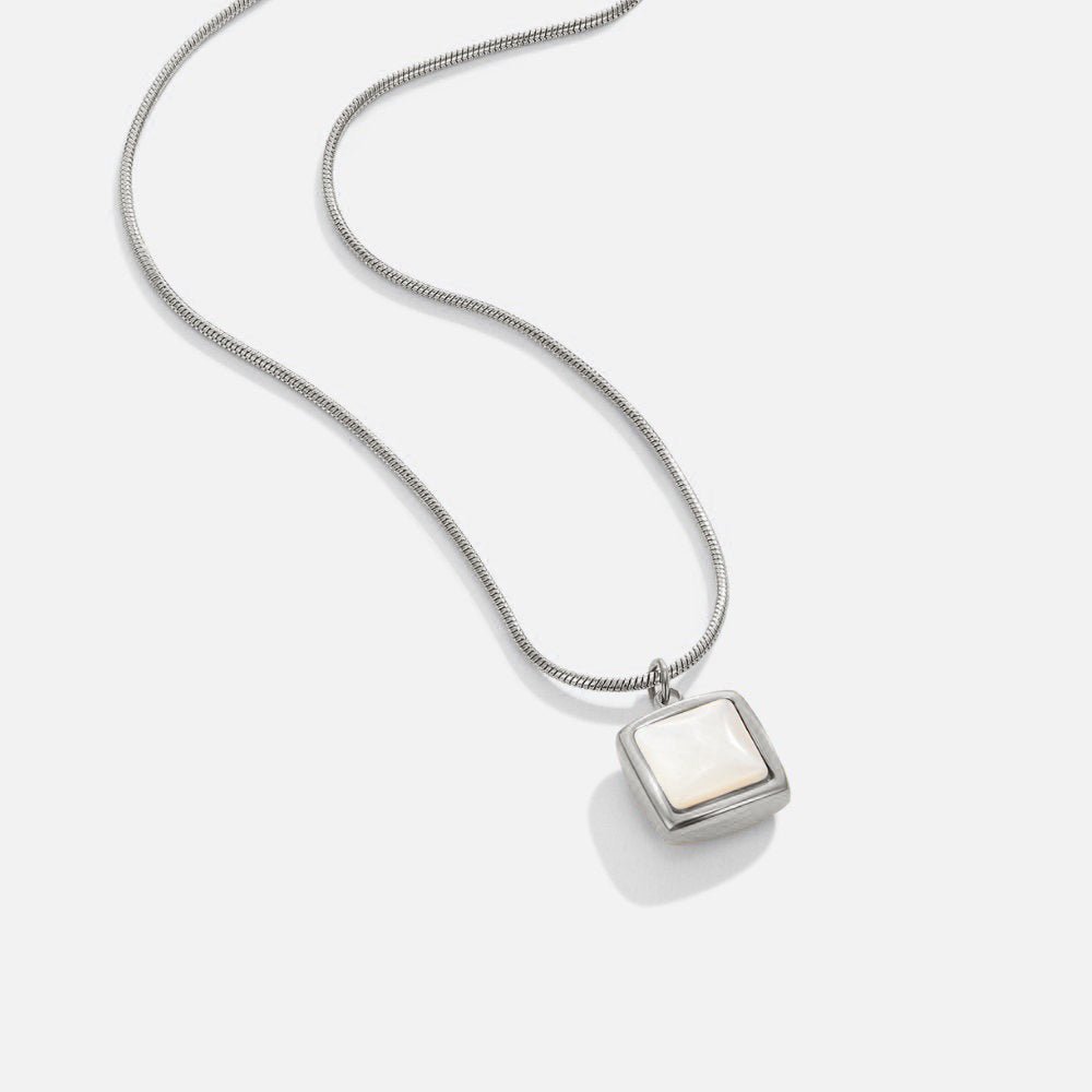 Halskette mit fein strukturierter Kette und quadratischem Anhängerplättchen