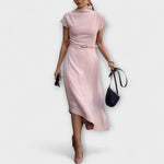 Rosa asymmetrisches Kleid mit Kurzarm, Stehkragen und Taillengürtel