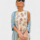 Ärmelloses Maxikleid mit beigem Floralmuster und blauem Cardigan, drapiert