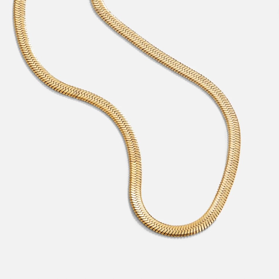 Goldfarbene Kette mit fein schimmernden Schlangengliedern