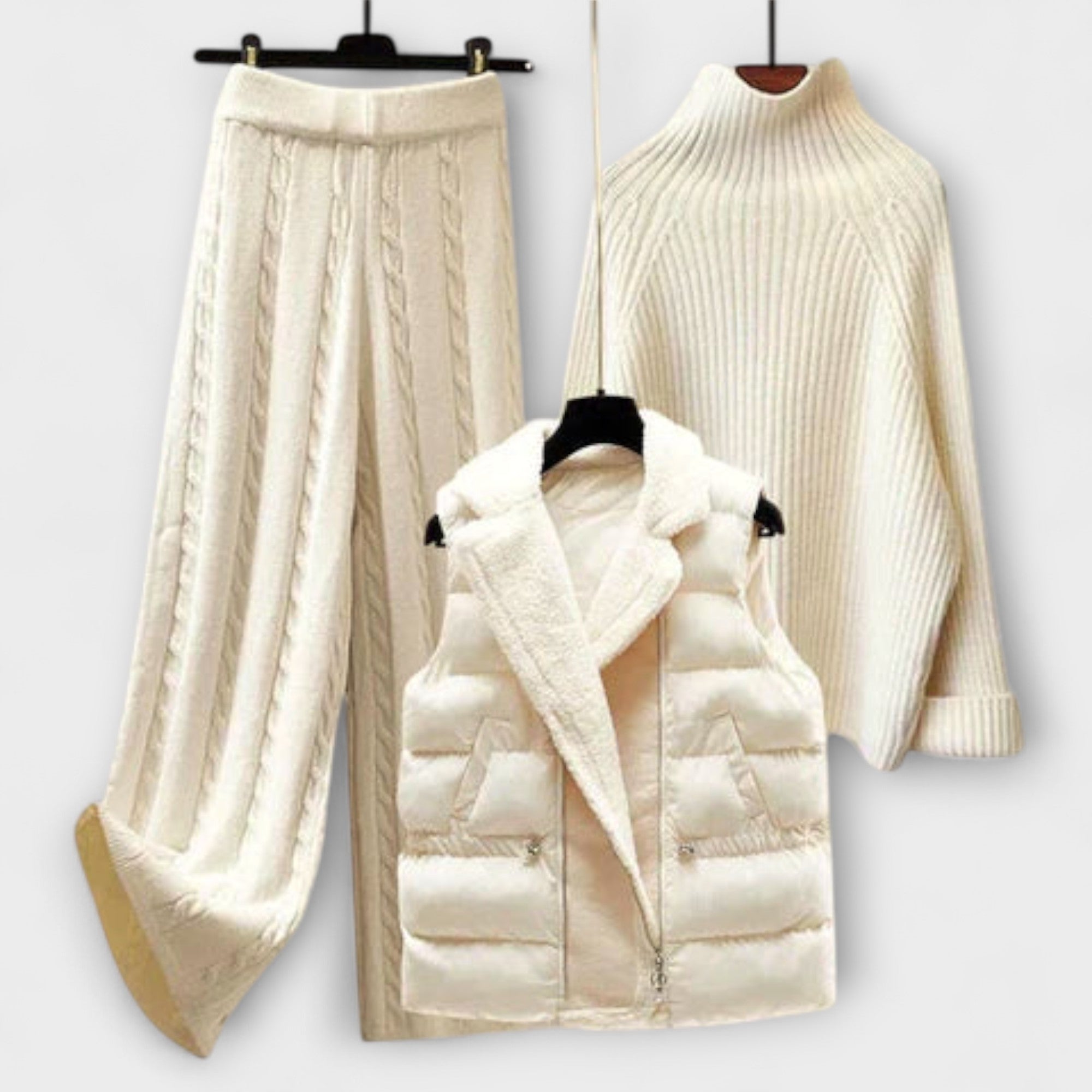 Strickset aus Rollkragenpullover, Zopfhose und Steppweste mit Webpelzkragen