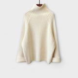Rollkragenpullover aus Feinstrick mit Rippenmuster, cremefarben