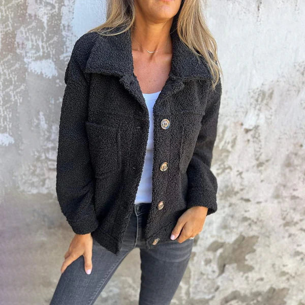 Kurze Jacke Dion mit Revers, schwarze Teddyoptik, Knöpfe vorn und seitliche Passform