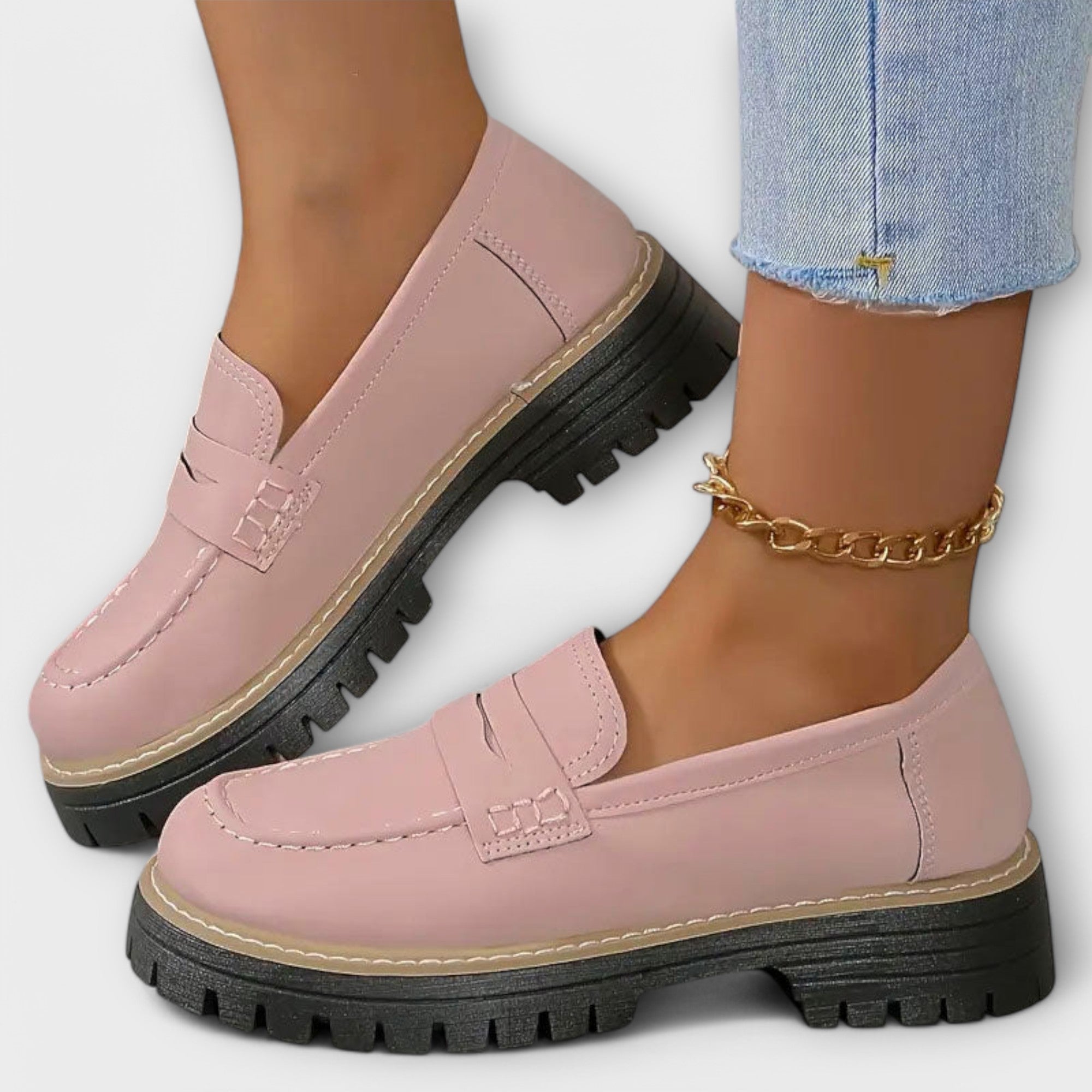Rosa Slipper im Mokassin-Stil mit Ziernaht, Schnalle und Profilsohle