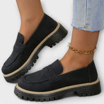 Schwarzer Slipper im Mokassin-Stil mit Ziernaht, Schnalle und Profilsohle