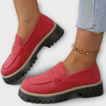 Roter Slipper im Mokassin-Stil mit Ziernaht, Schnalle und Profilsohle