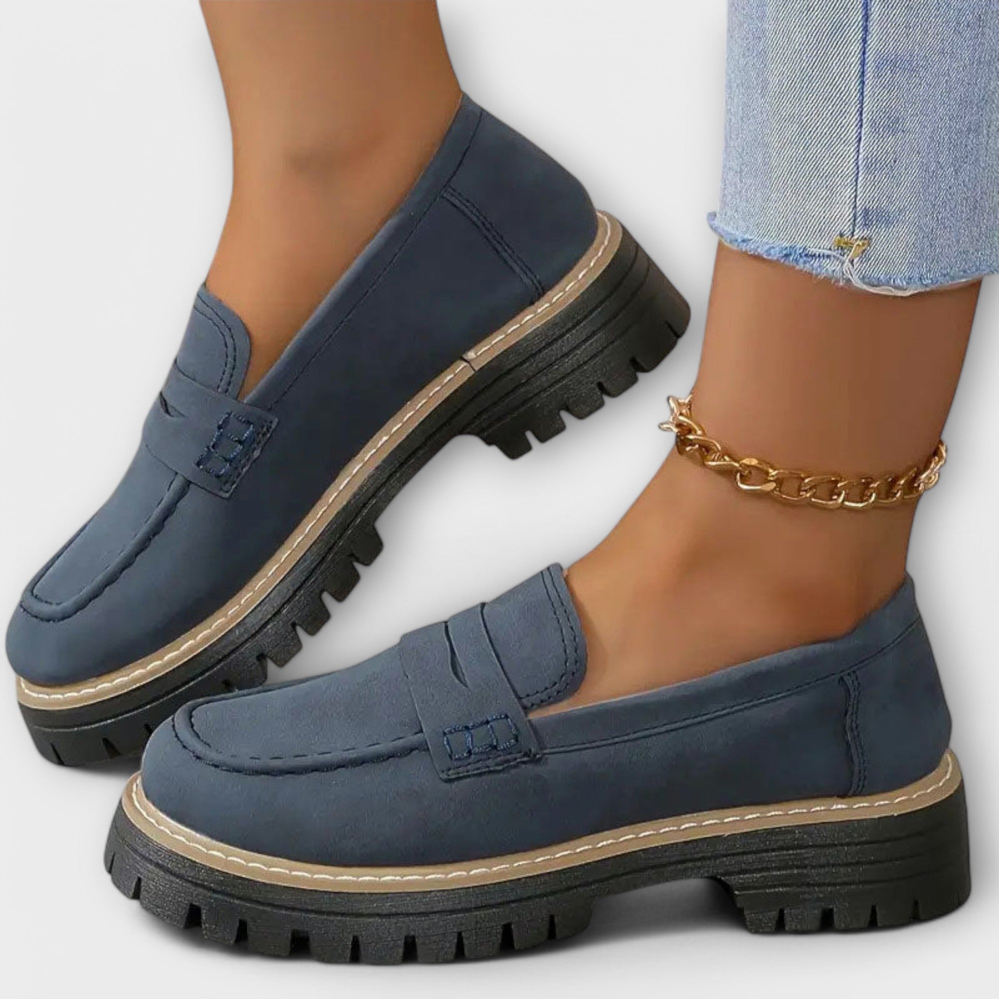 Blauer Slipper im Mokassin-Stil mit Ziernaht, Schnalle und Profilsohle