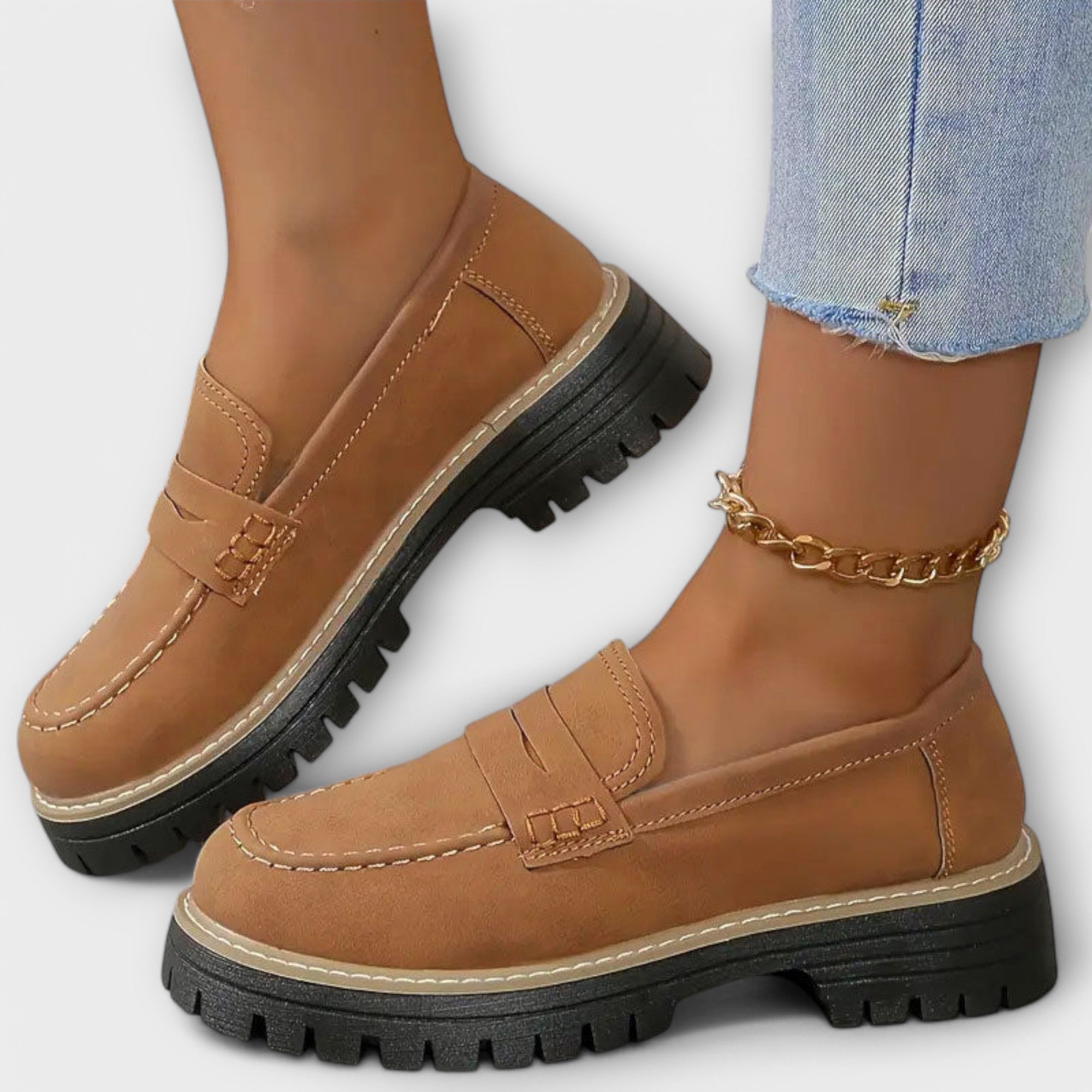 Brauner Slipper im Mokassin-Stil mit Ziernaht, Schnalle und Profilsohle