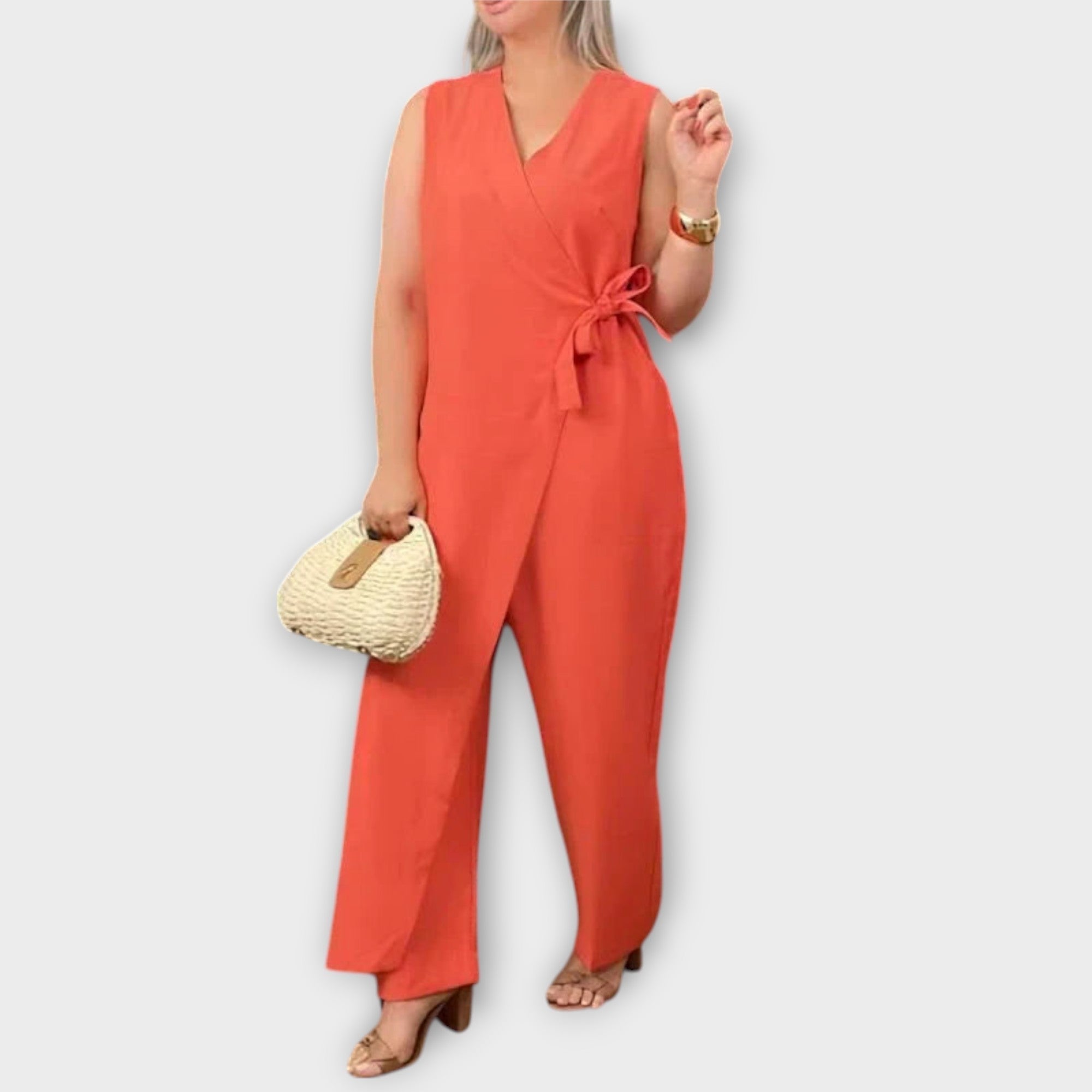 Ärmelloser Jumpsuit in Rot mit Wickelschnitt und Bindeband an der Taille, weitem Bein