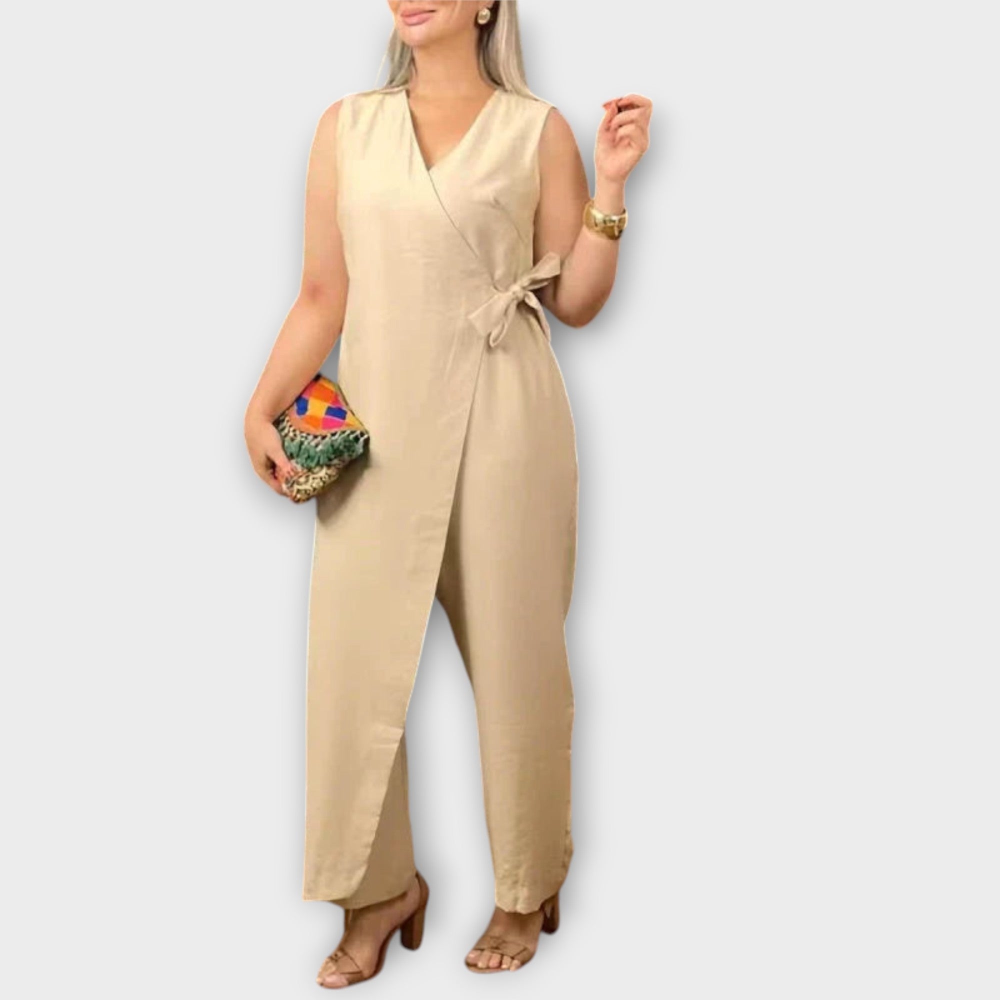 Ärmelloser Jumpsuit in Beige mit Wickelschnitt und Bindeband an der Taille, weitem Bein