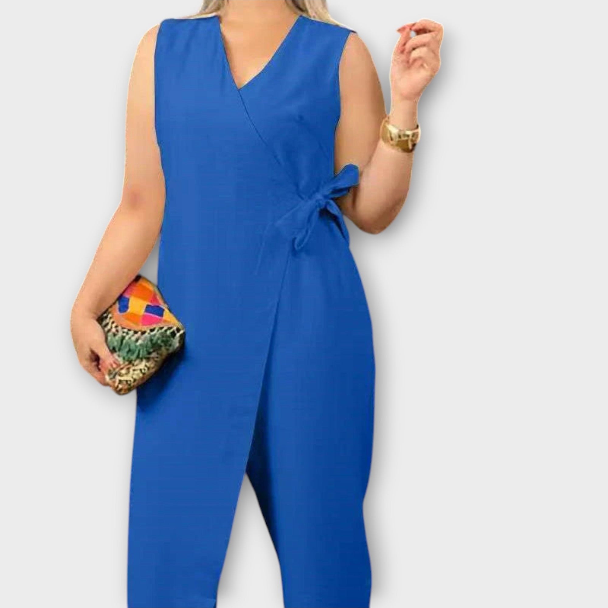 Ärmelloser Jumpsuit in Blau mit Wickelschnitt und Bindeband an der Taille, weitem Bein