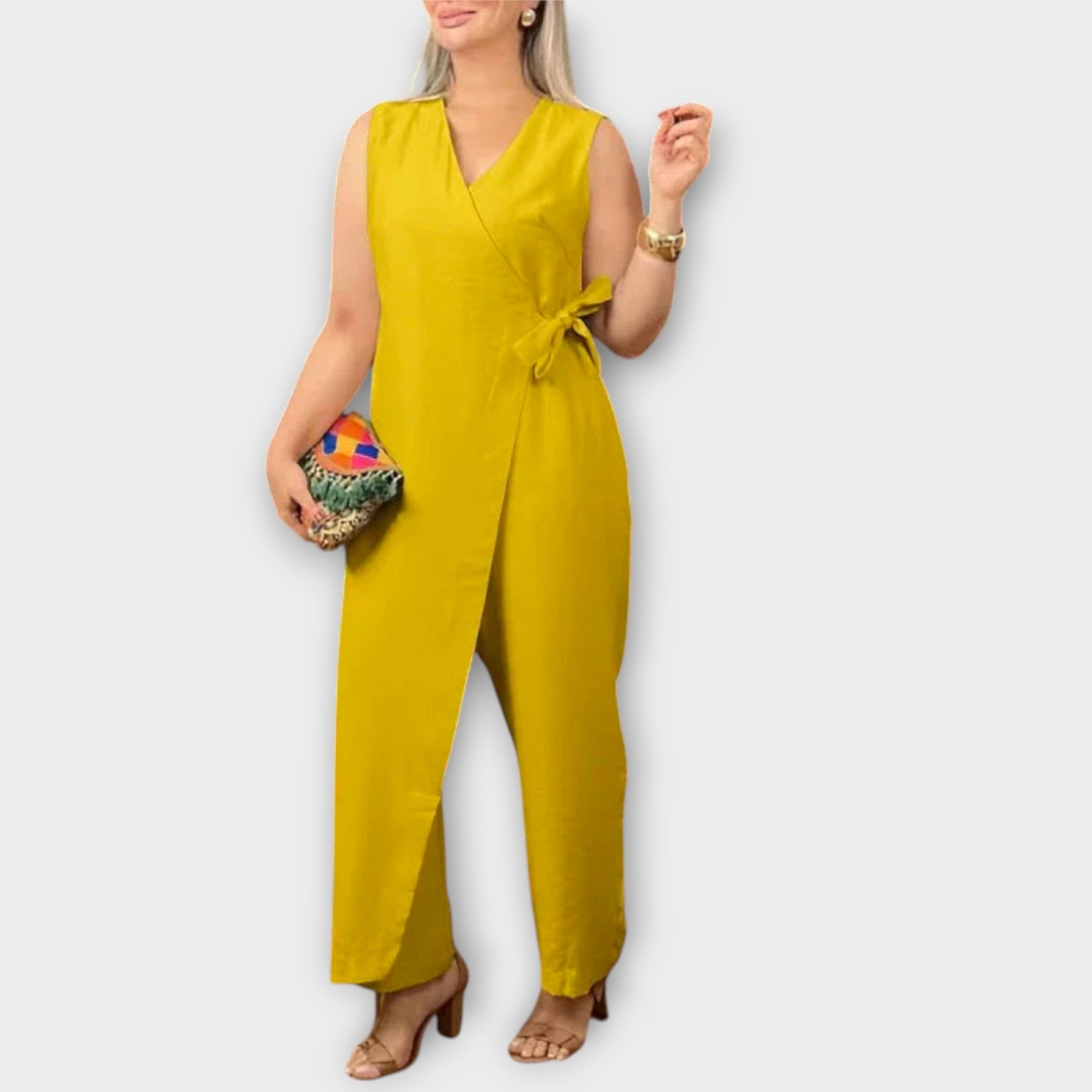 Ärmelloser Jumpsuit in Gelb mit Wickelschnitt und Bindeband an der Taille, weitem Bein