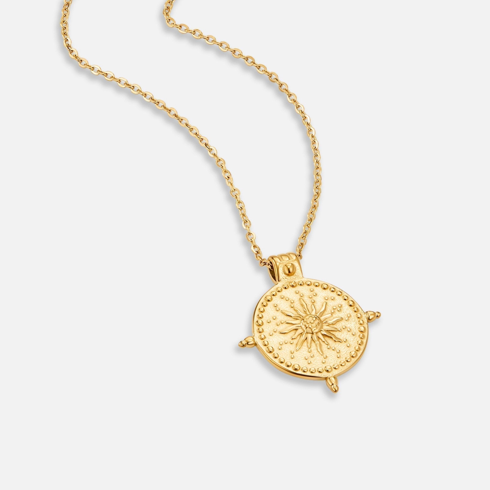 Goldene Halskette mit rundem geometrischem Anhänger und fein strukturierter Kette