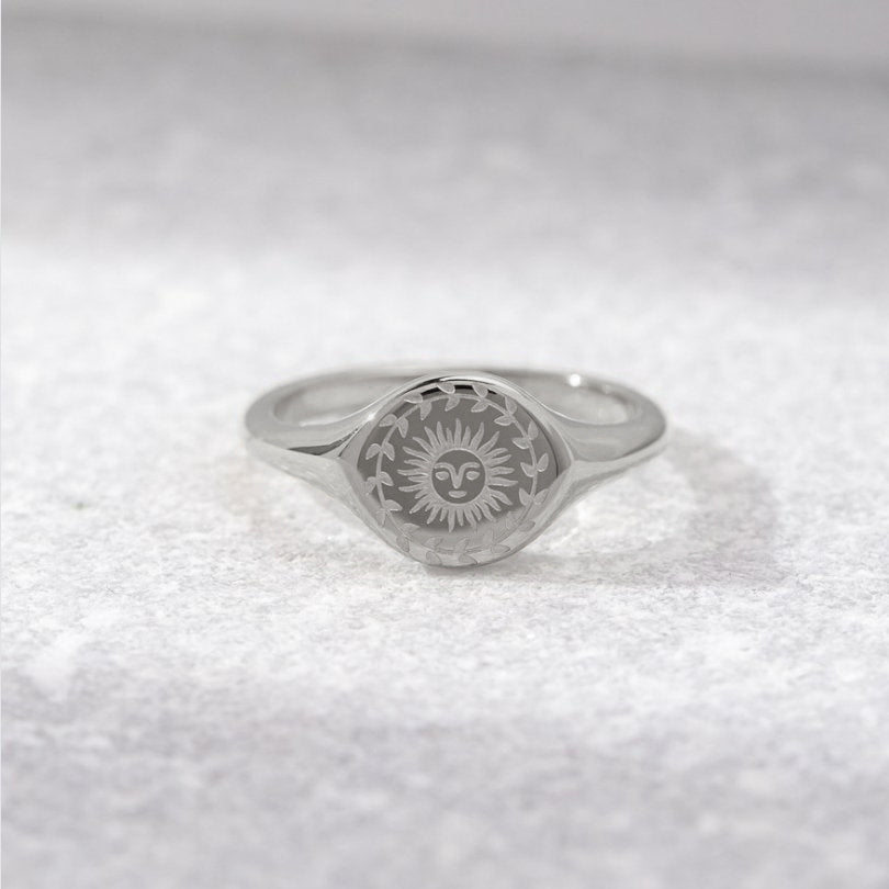 Silberfarbener Ring mit eingelassener Sonnenscheibe und Medaillon-Gravur