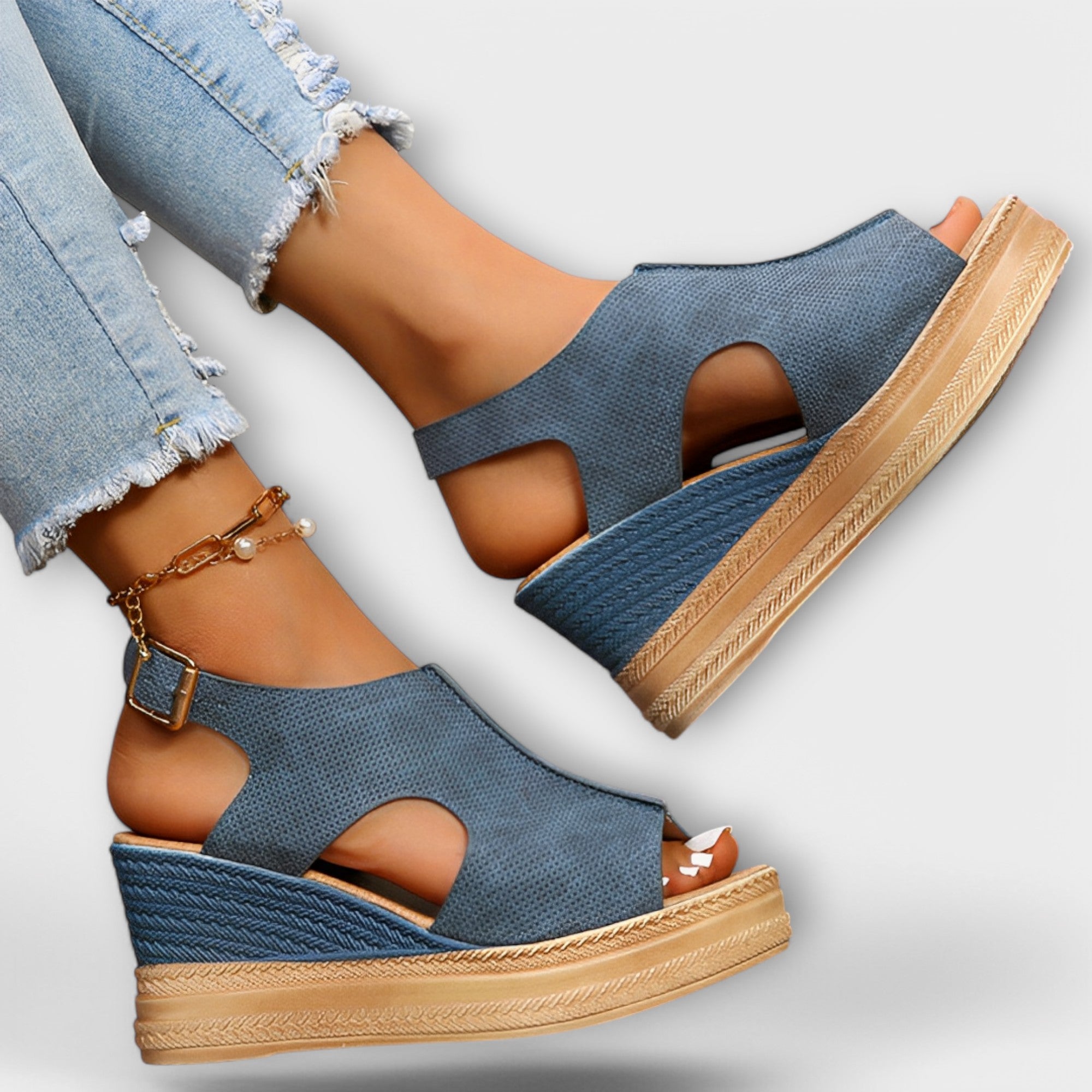 Orthopädische Sandalen in blauem Material mit Keilsohle und seitlichen Aussparungen