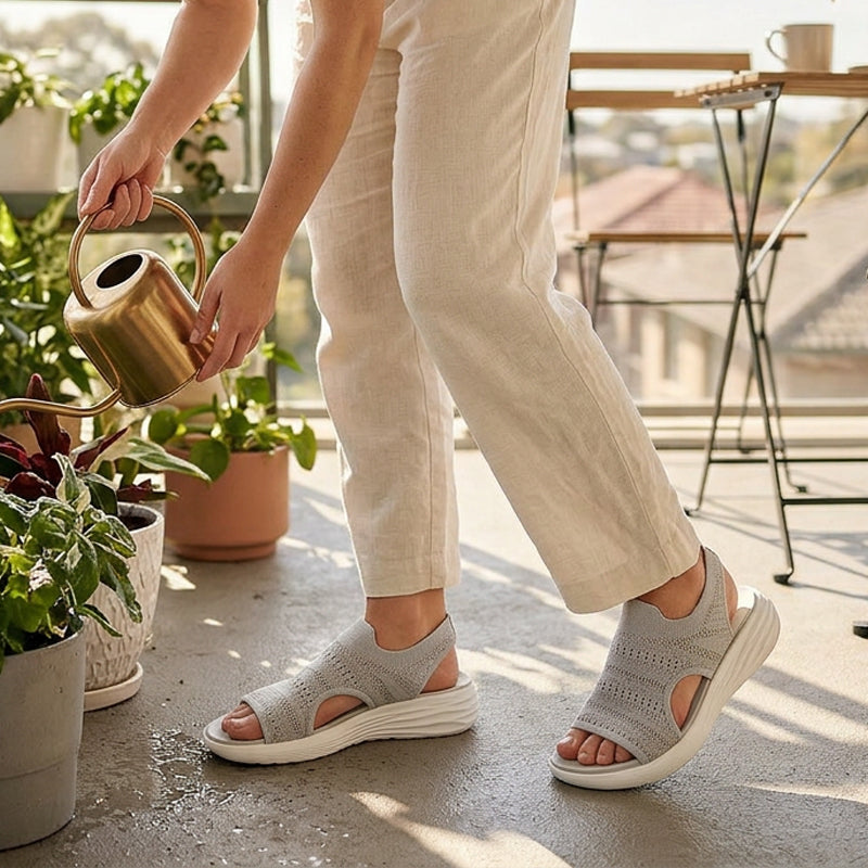 Hellbeige Plateau-Sandalen mit Strick-Obermaterial, offener Zehenbereich