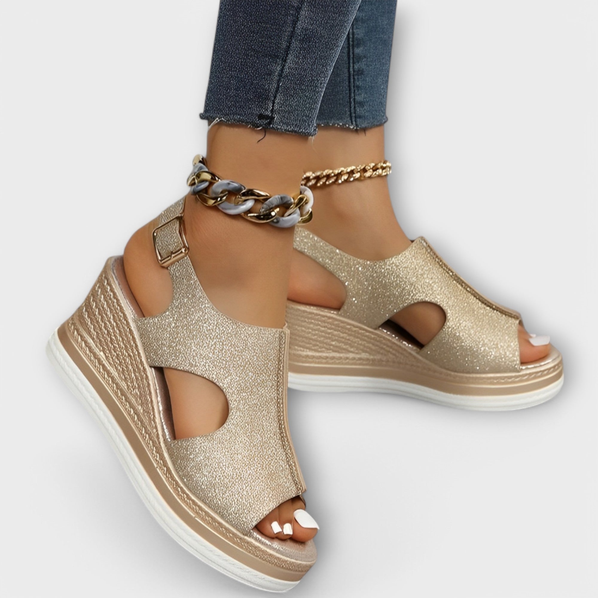Orthopädische Sandalen in beiger Glitzer-Optik mit Keilsohle und Klett-Riemen