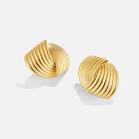 Anaïs – Goldene Ohrringe im Fächerdesign.