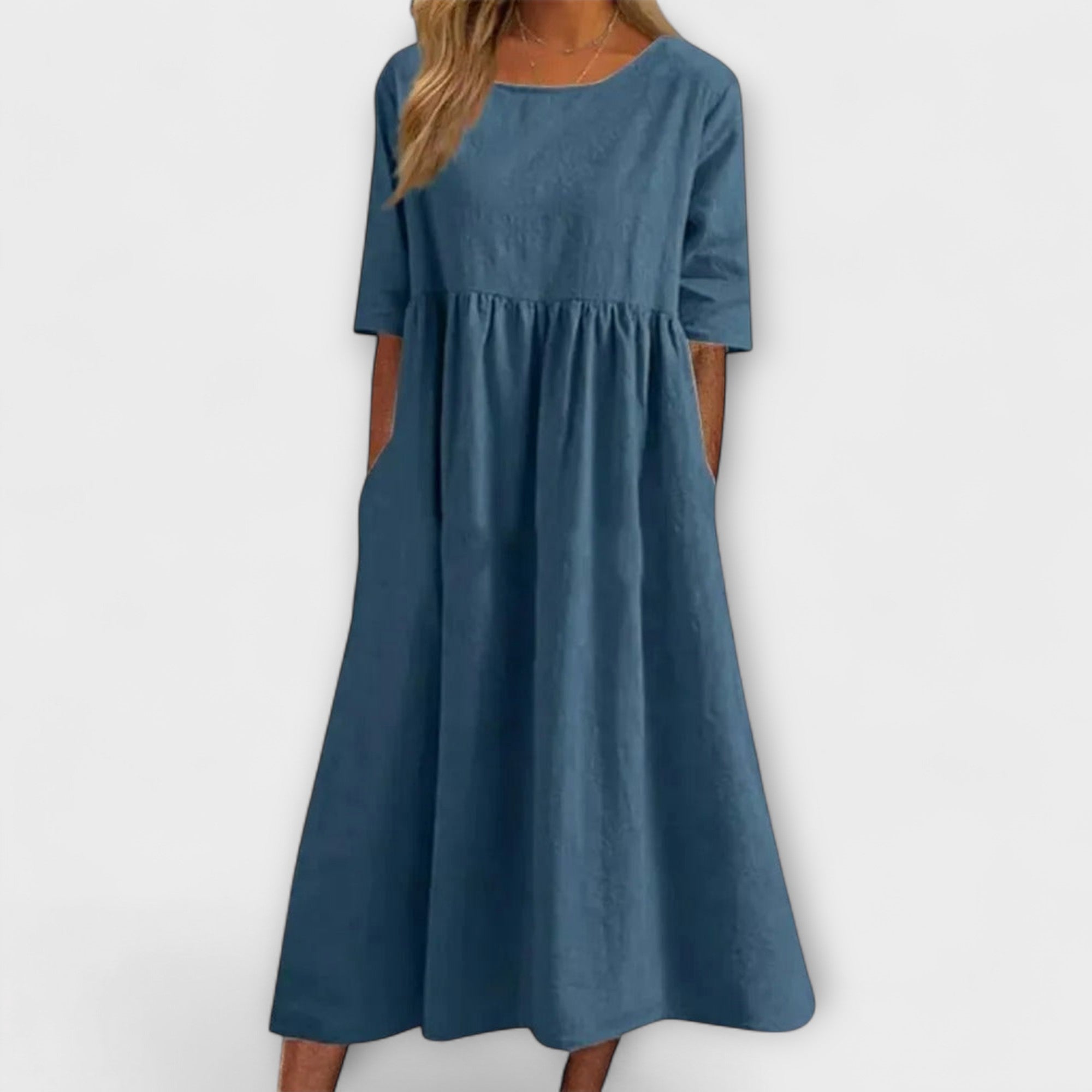 Dunkelblaues Damenkleid mit Rundhalsausschnitt, 3/4-Ärmeln und gerafftem Rock