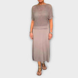 Kleid mit Netzoberteil, kurzem Ärmel; Khaki und hellgrauer Rockpartie