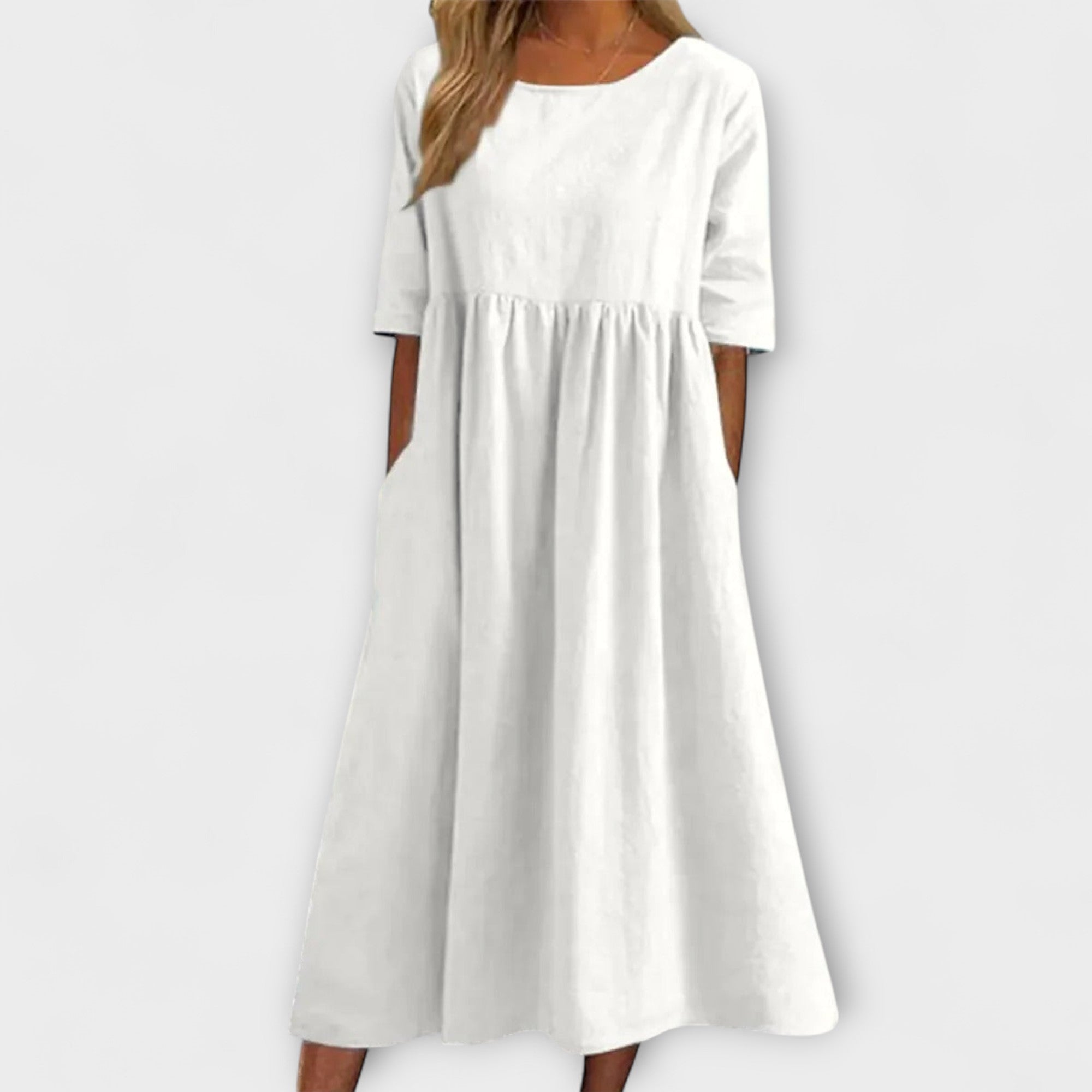 Weißes Damenkleid mit Rundhalsausschnitt, 3/4-Ärmeln und gerafftem Rock