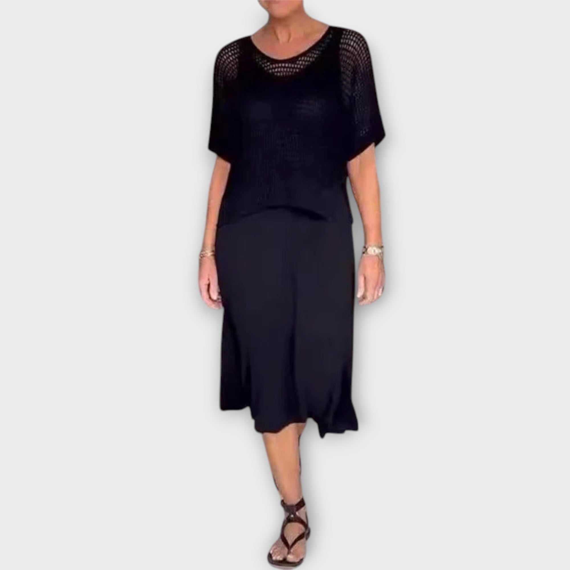 Kleid mit Netzoberteil, kurzem Ärmel; dunkel und knielang