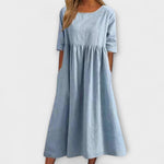 Helles blaues Damenkleid mit Rundhalsausschnitt, 3/4-Ärmeln und gerafftem Rock