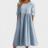 Helles blaues Damenkleid mit Rundhalsausschnitt, 3/4-Ärmeln und gerafftem Rock