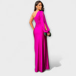 Figurbetontes Satin-Kleid in fuchsia mit asymmetrischem Schnitt, drapiertem Vorderteil und Schlitz