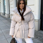 Beige Steppjacke mit Kapuze und Taillengürtel, geknöpft und gepolstert