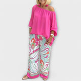Freizeitset: pinkfarbenes schulterfreies Oberteil und weite Hose mit buntem Muster