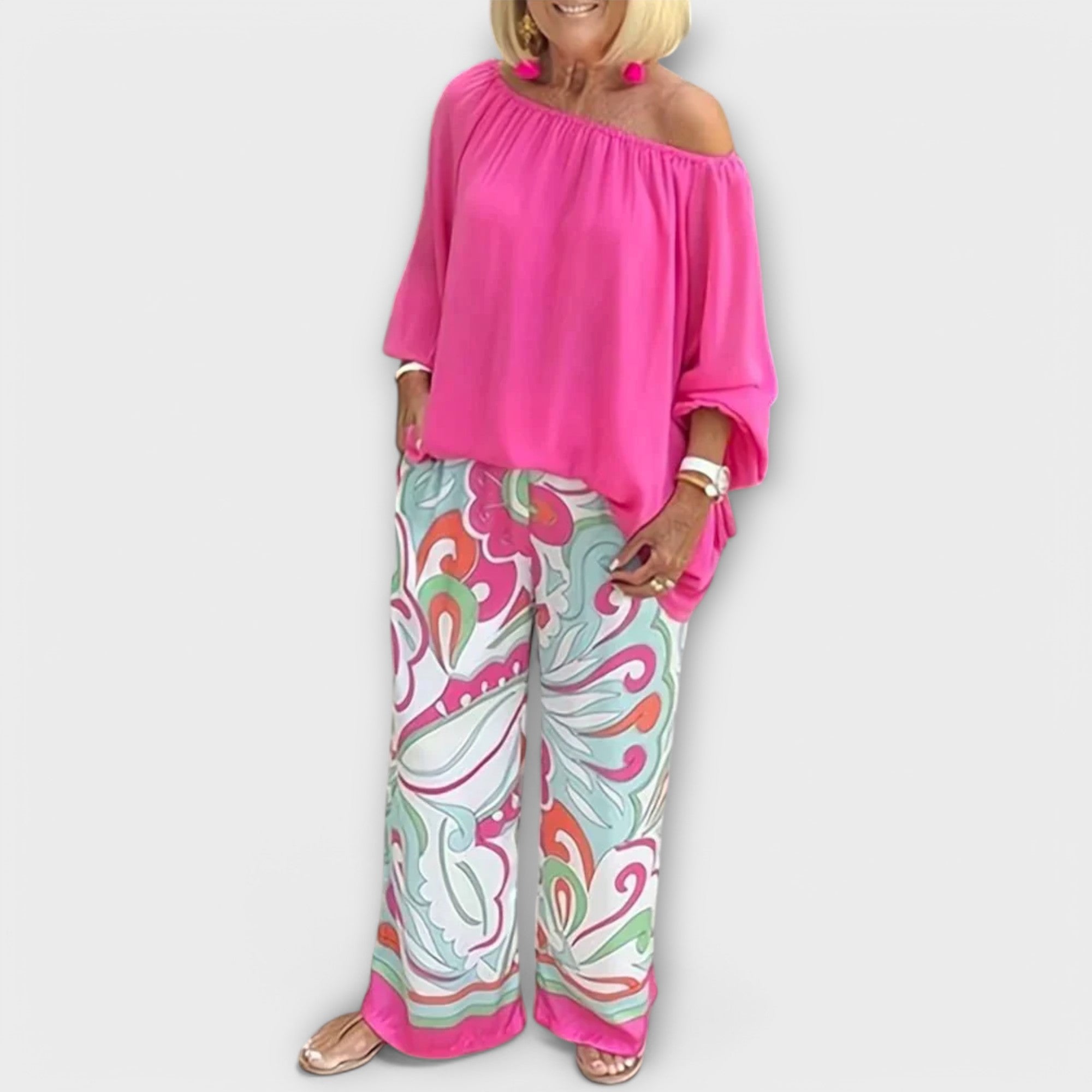 Freizeitset: pinkfarbenes schulterfreies Oberteil und weite Hose mit buntem Muster