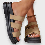 Orthopädische Sandalen in Hellbraun mit Riemen und Schnalle, dunkle Profilsohle