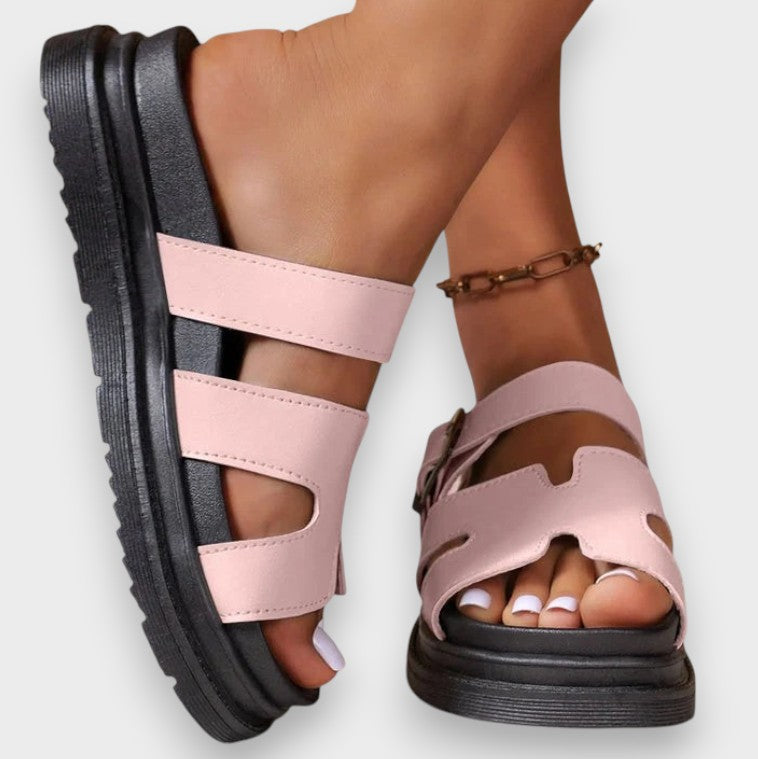 Orthopädische Sandalen in Rosa mit Riemen und Schnalle, dunkle Profilsohle