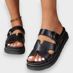 Orthopädische Sandalen in Schwarz mit breitem Riemen und offener Zehenpartie