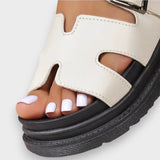Orthopädische Sandalen in Weiß mit offenen Zehen und Profilsohle, Nahaufnahme