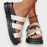 Orthopädische Sandalen in Weiß mit Riemen und Schnalle, schwarze Profilsohle