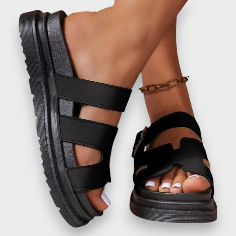 Orthopädische Sandalen in Schwarz mit Riemen und Schnalle, schwarze Profilsohle