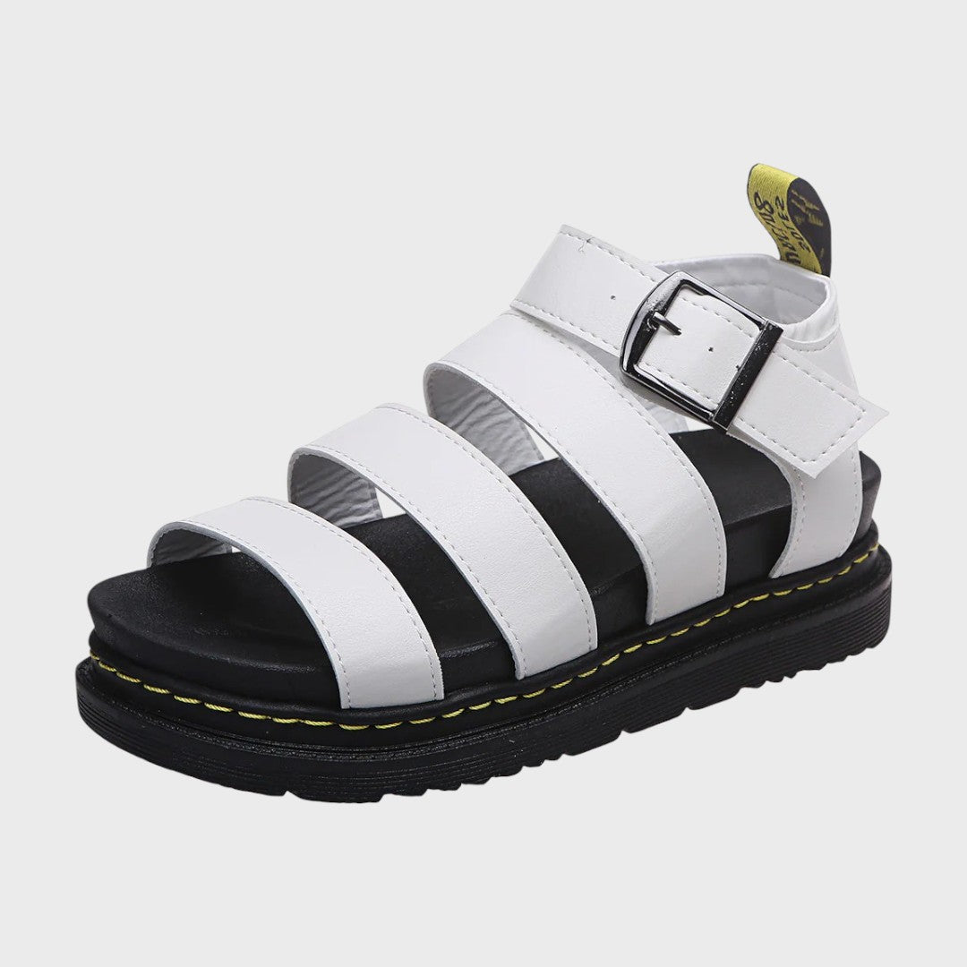 Weiße Sandalen mit dicken Sohlen, breite Riemen und Schnalle
