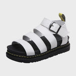 Weiße Sandalen mit dicken Sohlen, breite Riemen und Schnalle
