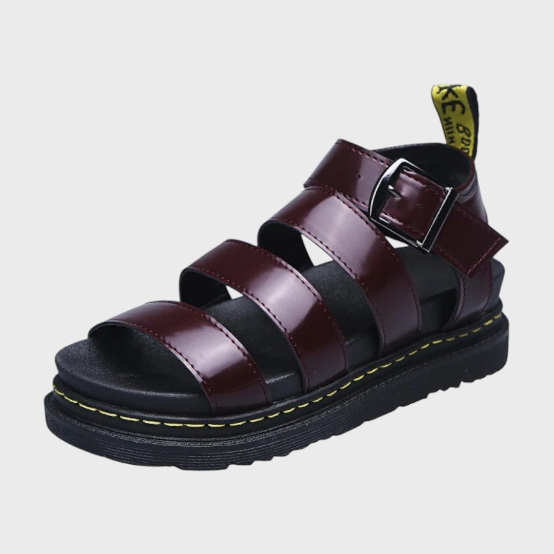 Bordeauxfarbene Sandalen mit dicker Sohle, breite Riemen und Schnalle