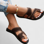 Bequeme Sandalen in Braun mit doppelten Riemen und offener Zehenpartie